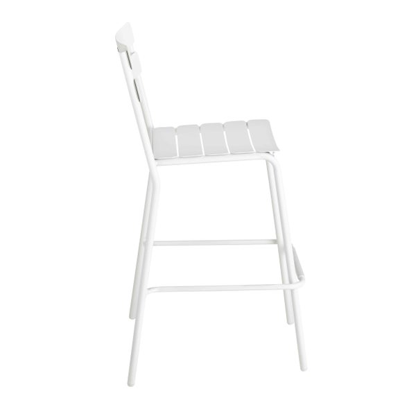Weißer Metall-Barhocker mit Lattenrost-Sitzfläche, Rückenlehne und integrierter Fußstütze.
