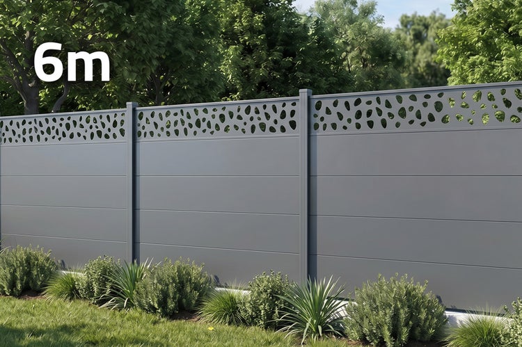 Sichtschutzzaun aus Metall, 6 Meter lang, mit dekorativem Ausschnittmuster im oberen Bereich, in einem Garten aufgestellt.