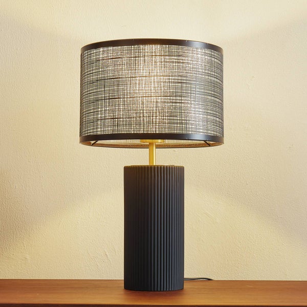 Dekorative Tischleuchte mit geripptem Sockel und Stoffschirm