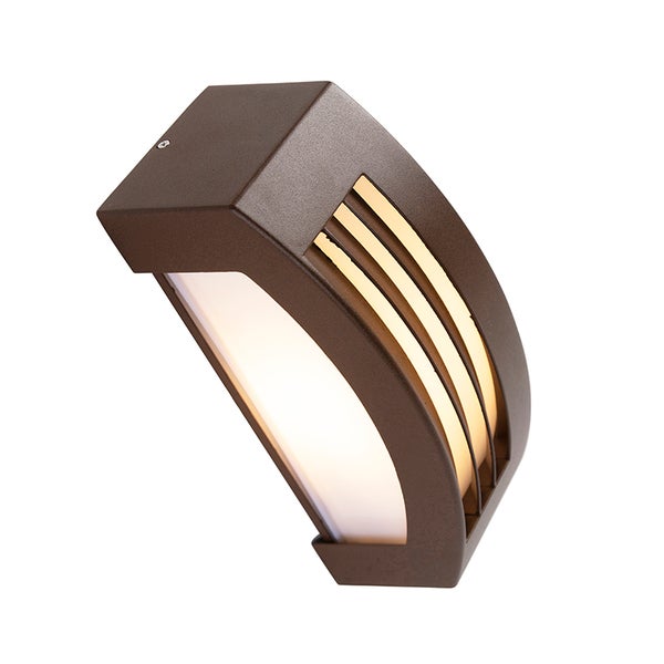 Moderne Außenwandleuchte aus Metall in gebogener Form mit Frontscheibe und seitlichen Lichtschlitzen.