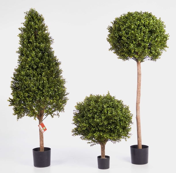 Drei künstliche Buchsbäume in verschiedenen Formen: Kegel, kleine Kugel und Kugel auf Stamm, jeweils in schwarzen Töpfen.