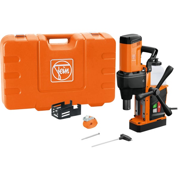 Fein Magnet-Kernbohrmaschine mit Transportkoffer, Berührungsschutz, Zurrgurt, Zentrierstift und Innensechskantschlüssel. Fein Logo.