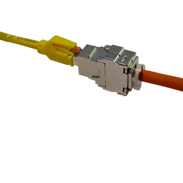 Geschirmtes RJ45 Keystone Modul zur Verbindung eines gelben Netzwerkkabels mit einem orangefarbenen Installationskabel.