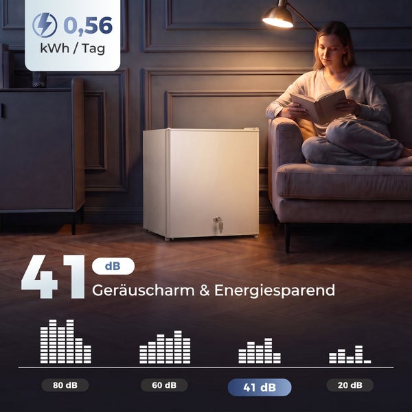 Kompakter Mini Kühlschrank mit Schloss im Wohnzimmer mit Frau beim Lesen, 0,56 Kilowattstunden pro Tag und 41 Dezibel Geräuschpegel.