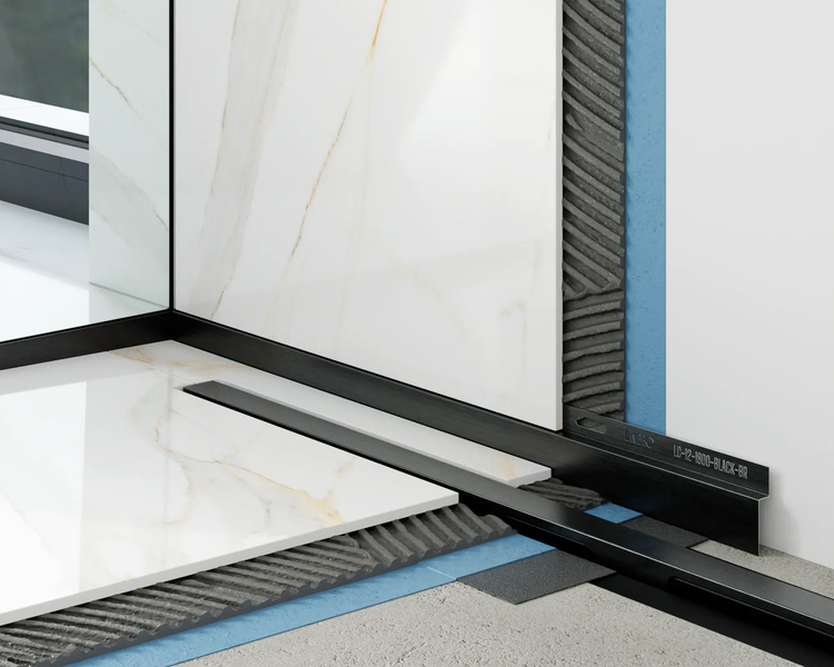 Einbau einer schwarzen Duschrinne und Fliesenprofile mit Marmoreffektfliesen sowie Schichten von Fliesenkleber und Abdichtung.