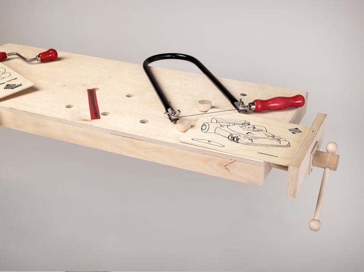 Laubsägetisch mit Spannvorrichtung, Laubsäge und Vorlage für Laubsägearbeiten aus Holz