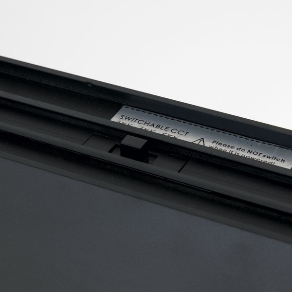 Detailansicht eines Schalters zur Farbtemperatur-Anpassung mit dem Hinweis, diesen nicht im Betrieb zu betätigen.