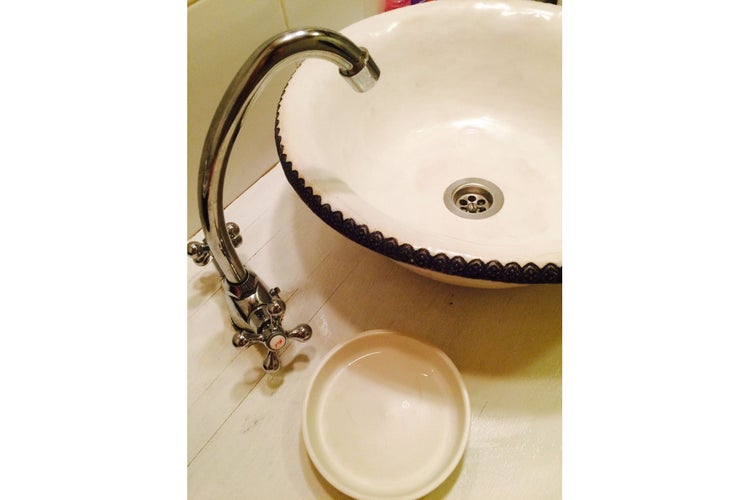 Keramikwaschbecken mit Wasserhahn