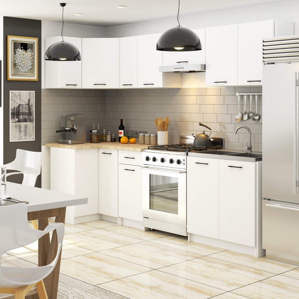 Helle Küche mit weißen Schränken, Elektroherd und Essbereich