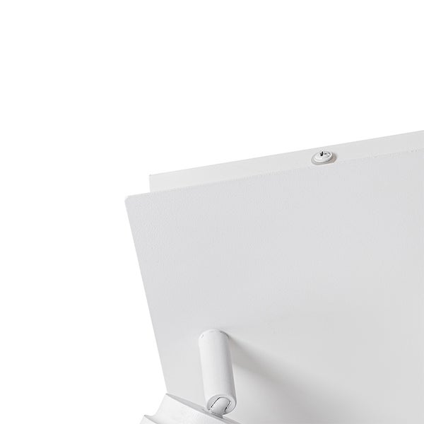 Detailansicht einer weißen Metallkonstruktion mit Befestigungselementen