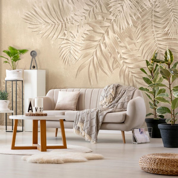 Helles Wohnzimmer mit Sofa, Tisch, Pflanzen und Tapete mit Pflanzenmuster