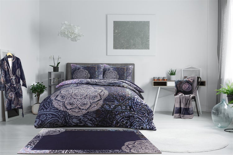 Schlafzimmer mit Bettwäscheset mit Mandalamuster in einem modern eingerichteten Raum.