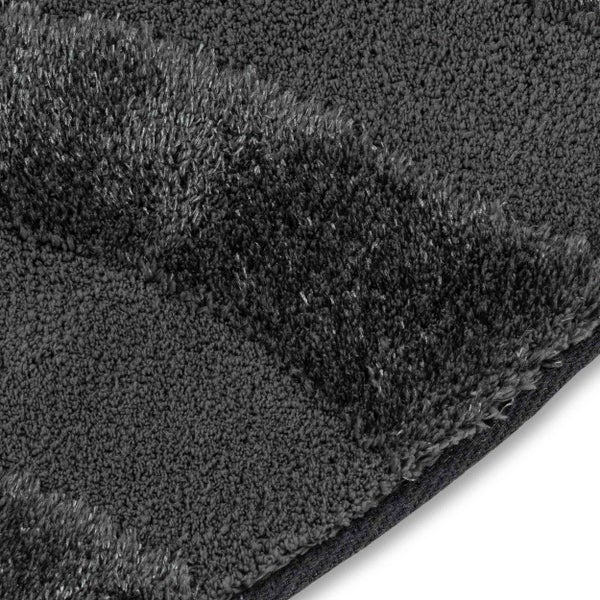 Detailaufnahme eines Badeteppichs mit weichem Hochflor und Streifenmuster in Anthrazit