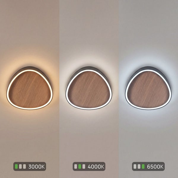 Dreieckige LED-Deckenleuchte in Holzoptik mit einstellbarer Farbtemperatur von 3000 Kelvin bis 6500 Kelvin.