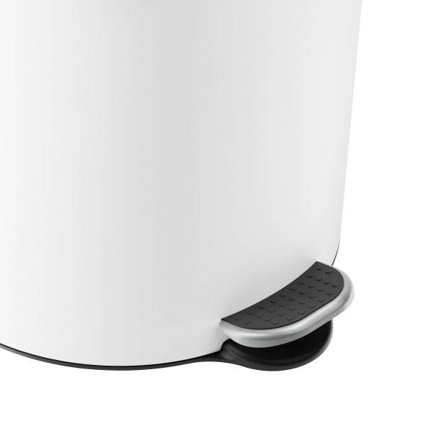 Detailansicht eines Tretmülleimers mit rutschfestem Pedal.