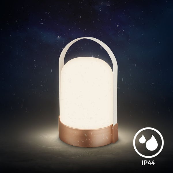 Tragbare LED-Tischleuchte für den Außenbereich mit Tragegriff, kupferfarbenem Sockel und Schutzart IP44 gegen Spritzwasser.