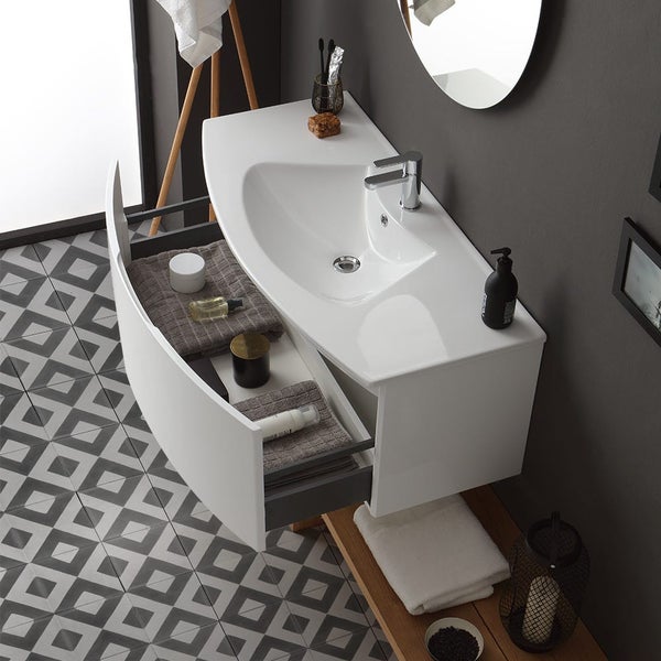 Waschtisch mit offenem Schubfach, Waschbecken, Armatur und Badaccessoires in einem modern eingerichteten Badezimmer.