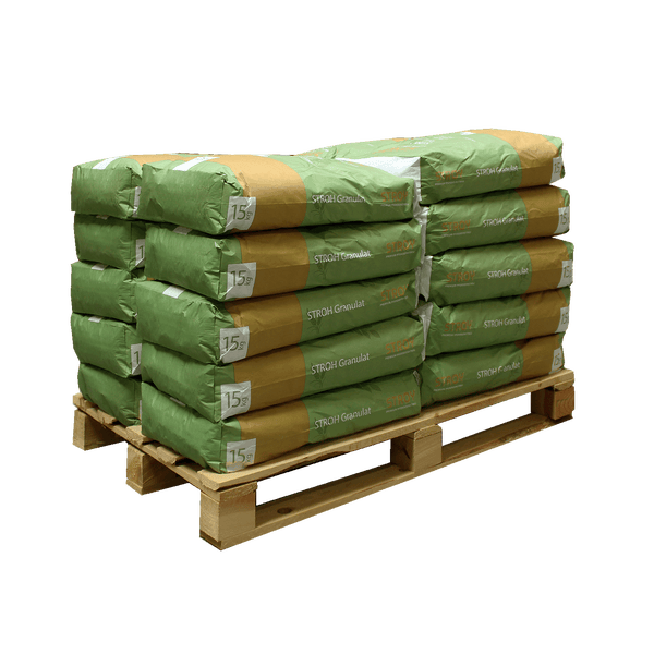 Stapel von Strohgranulat in 15 Kilogramm Säcken auf einer Holzpalette, Premium Pferdeeinstreu.