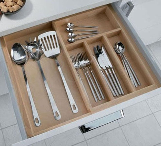 Besteckkasten aus Holz mit verschiedenen Fächern für Besteck und Küchenhelfer in einer geöffneten Schublade.