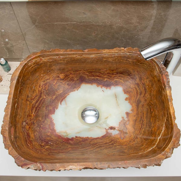 Aufsatzwaschbecken aus Naturstein in rechteckiger Form mit natürlichem Rand und geschichteter Struktur.