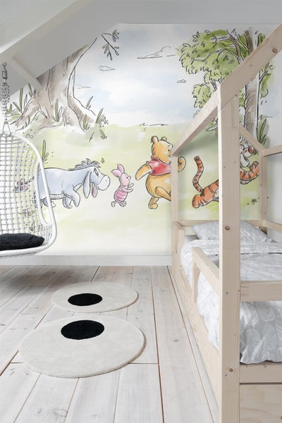 Kinderzimmer mit Winnie Puuh Wandbild, Etagenbett und rundem Teppich