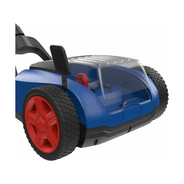 Detailansicht eines blauen Mähroboters mit transparenter Schutzabdeckung und profilierten Rädern.