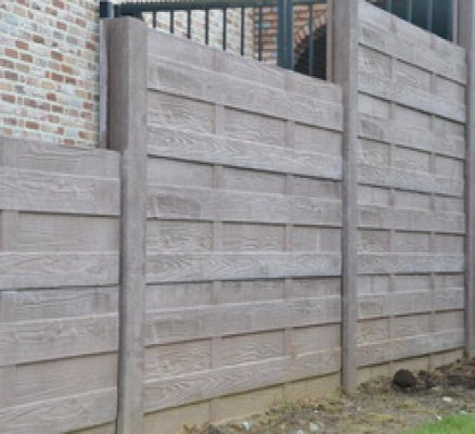 Betonzaun mit Holzstruktur zur Grundstückseingrenzung