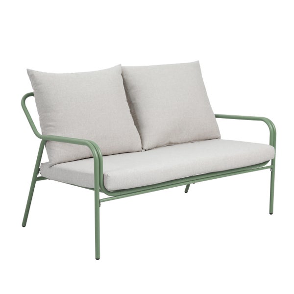 Zweisitzer-Gartensofa mit grünem Metallgestell und hellen Polstern.
