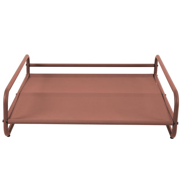 Erhöhtes Hundebett mit stabilem Metallrahmen und atmungsaktiver Liegefläche aus terracottafarbenem Gewebe.