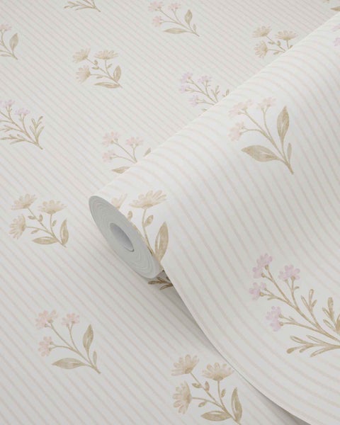 Vliestapete mit Streifenmuster und kleinen Blumenmotiven im Landhausstil.
