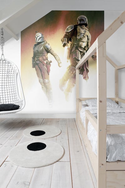 Ein Kinderzimmer mit einem Bettgestell aus Holz, einem Hängesessel und einer Fototapete.