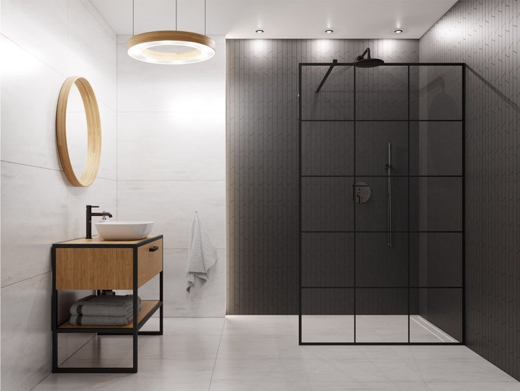 Modernes Badezimmer mit Walk-in-Dusche, schwarzer Sprossen-Duschwand, Holz-Waschtisch mit Aufsatzbecken und rundem Holzspiegel.
