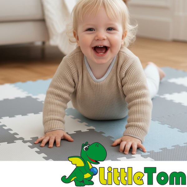 Kleinkind auf einer Puzzlematte aus Schaumstoff mit Little Tom Logo