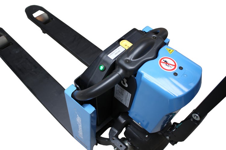 Elektrischer Hubwagen HanseLifter E-LI-FLOW in Blau und Schwarz mit Deichsel, Akkuanschluss und Warnhinweisen.