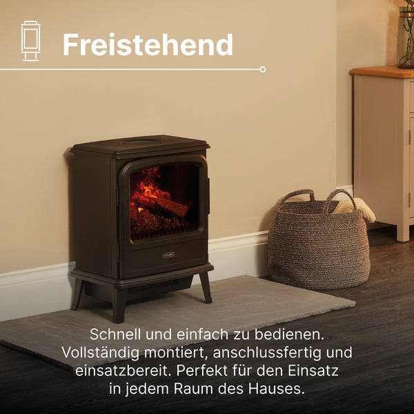 Freistehender elektrischer Kamin mit Holzfeuer-Effekt in einem Wohnraum auf einer Steinplatte neben einem Flechtkorb.