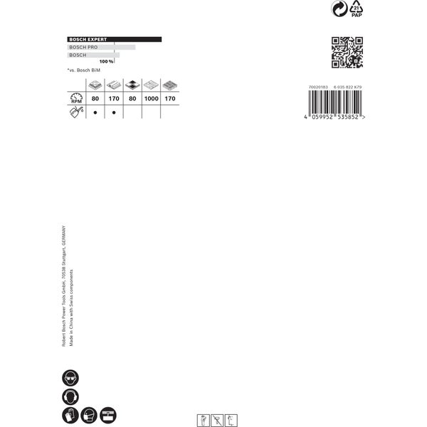 Handwerker bohrt mit einer Lochsäge ein Loch in eine Holzvertäfelung, wobei er Schutzkleidung trägt