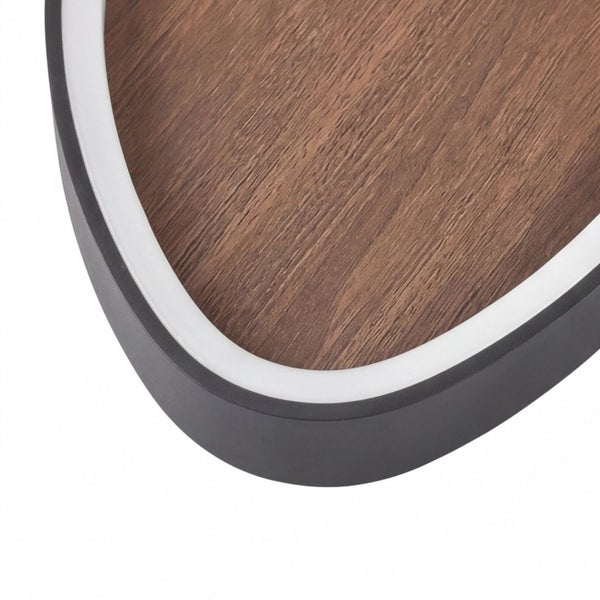 Detail einer Leuchte mit dunklem Gehäuse, weißem Diffusor und Einlage in Holzoptik.