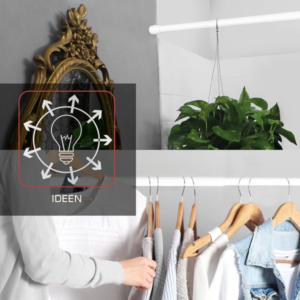 Ideen für die Garderobe mit Kleidung an Kleiderbügeln, Spiegel und Pflanze