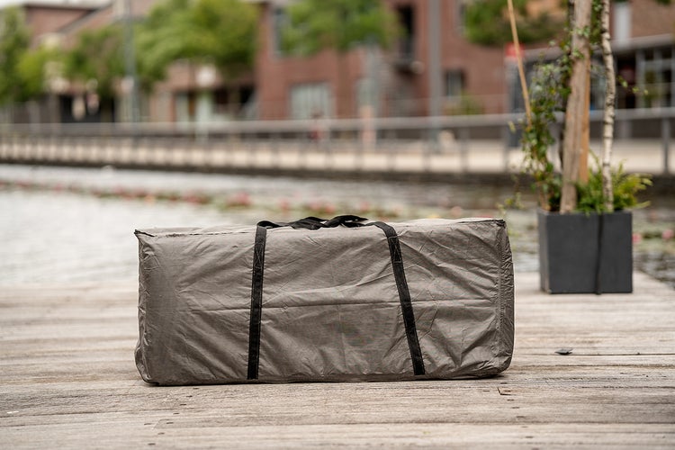 Verpackte Plane mit Tragegurten auf einem Holzsteg