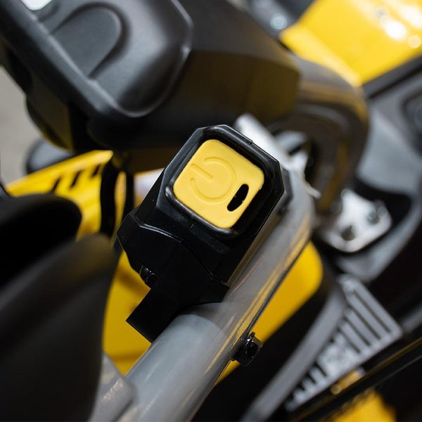 Detailansicht eines gelben Ein- und Ausschalters an einem Gartengerät