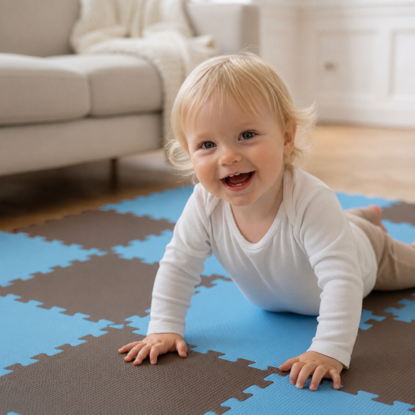 Ein lächelndes Kleinkind krabbelt auf einer weichen Spielmatte aus Schaumstoff mit ineinandergreifenden Puzzleteilen im Wohnzimmer.