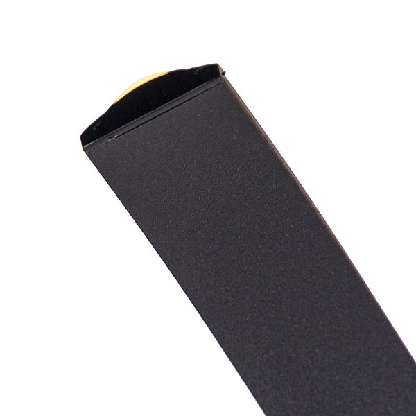 Detailansicht einer Metallstange mit Kappe