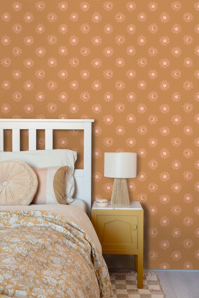 Schlafzimmer mit Mustertapete, Bett und Nachttischlampe