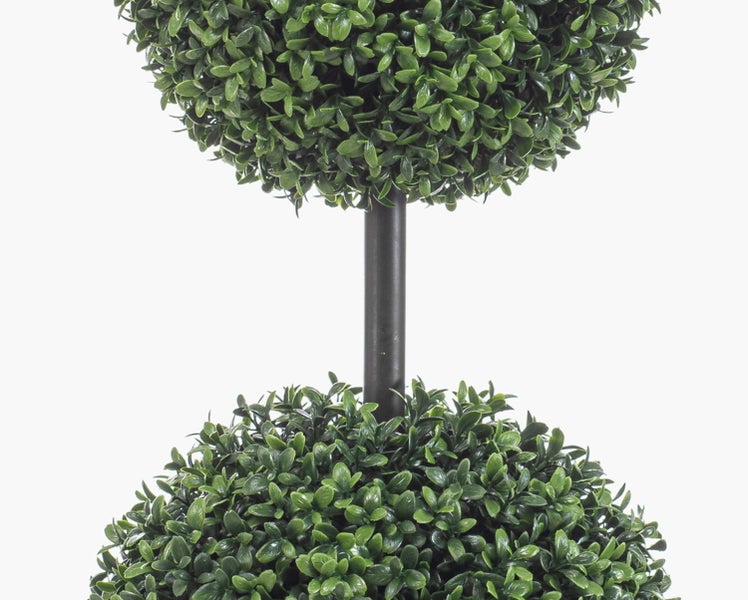 Künstlicher Buchsbaum-Duo-Kugelbaum mit dichten grünen Blättern und dunklem Stamm.
