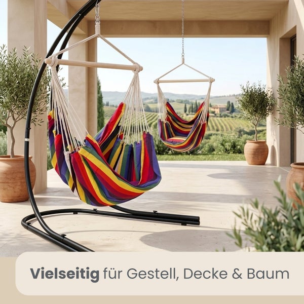 Zwei bunt gestreifte Hängesessel auf einer hellen Terrasse, einer an einem schwarzen Metallgestell und einer an der Decke befestigt.