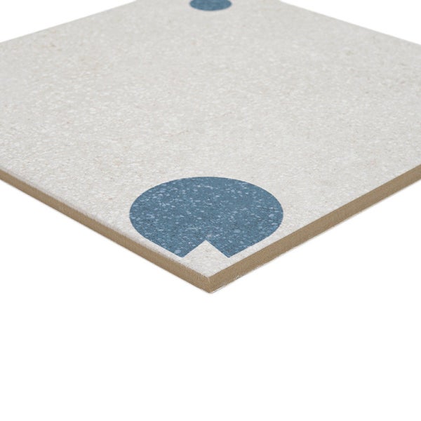 Quadratische Keramikfliese mit kreisförmigem Muster im Terrazzo Stil für Wand und Boden.