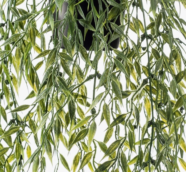 Künstliche Ranunkel in Rosa mit grünem Stiel und Blättern.