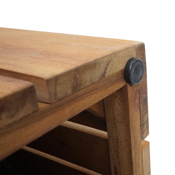 Nahaufnahme einer Verbindung an Gartenmöbeln aus Holz mit Kunststoffkappe.