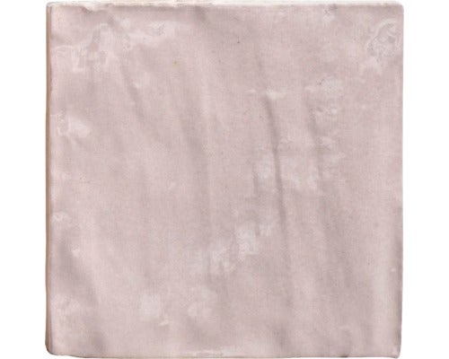 Quadratische Wandfliese aus Keramik in Hellgrau mit unebener Oberfläche und glänzender Glasur.