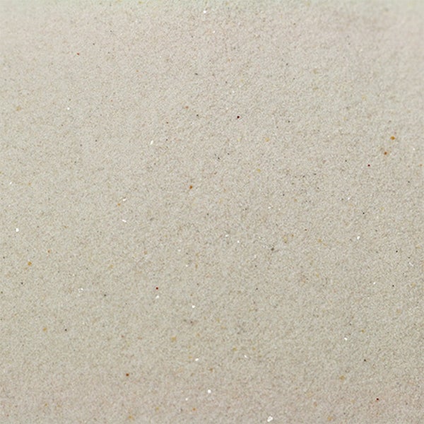 Nahaufnahme von feinem beigem Dekosand mit glitzernden Partikeln.
